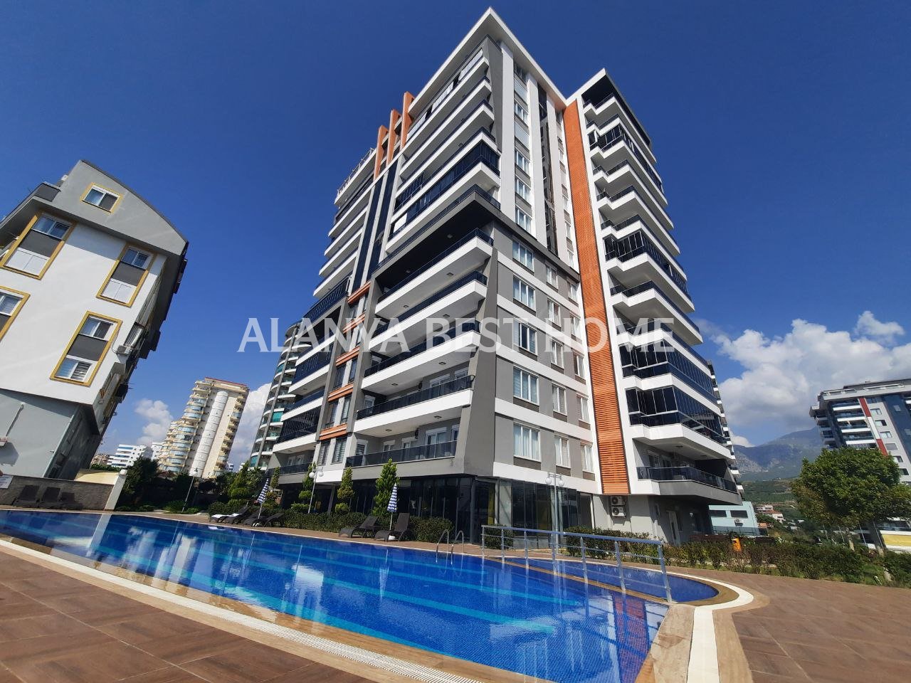 MAHMUTLAR'DA AKTİVİTELİ SİTE İÇERİSİNDE 4+1 AYRI MUTFAKLI SATILIK DÜZ AYAK DAİRE